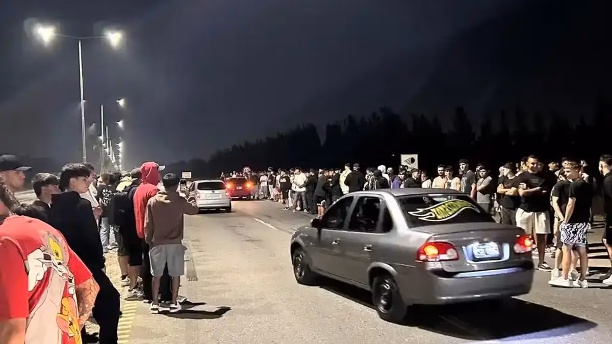 Volvieron las picadas clandestinas a la Shell de Canning.