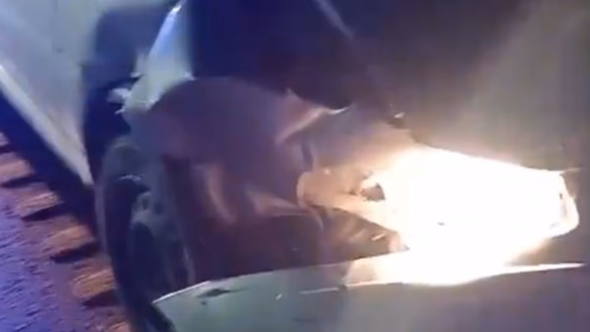 El Gol presentó graves daños en la parte delantera de la carrocería.