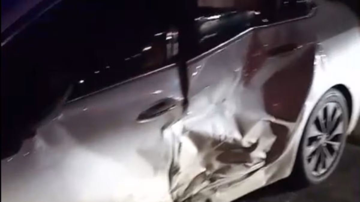 Tras el impacto, el Cruz quedó totalmente abollado en las puertas laterales.